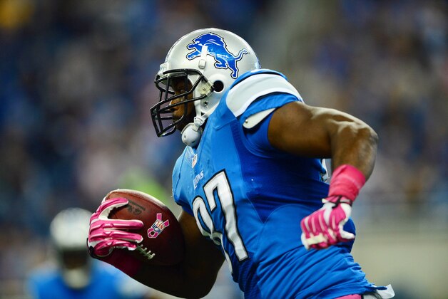 Oct 20, 2013; Detroit, MI, USA; Detroit Lions tight end Brandon Pettigrew (87) runs after making a catch during the first quarter against the Cincinnati Bengals at Ford Field. Mandatory Credit: Andrew Weber-USA TODAY Sports