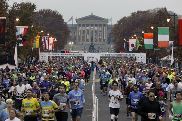 Runners make their way down the Benjamin Franklin Parkway at the start of the Philadelphia Marathon, Sunday, Nov. 17, 2013,  in Philadelphia. (AP Photo/ Joseph Kaczmarek)