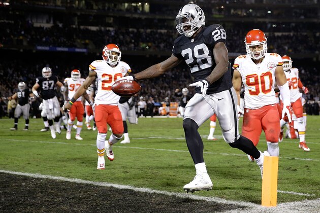 OAKLAND, CA - NOVEMBER 20:  Latavius Murray #28 of the Oakland Raiders runs in a touchdown as Josh Mauga #90 of the Kansas City Chiefs pursues in the first quarter of the game at O.co Coliseum on November 20, 2014 in Oakland, California.  (Photo by Ezra Shaw/Getty Images)