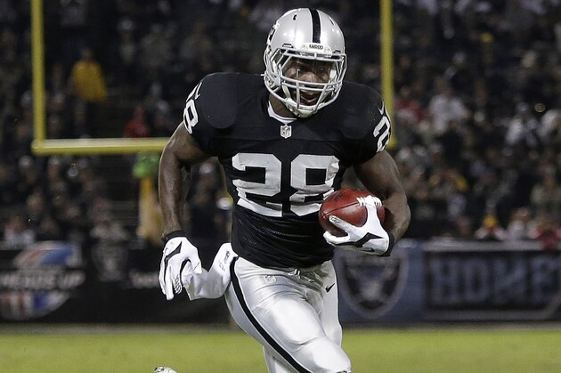 Oakland Raiders running back Latavius Murray (28) runs for an 11-yard touchdown during the first quarter of an NFL football game against the Kansas City Chiefs in Oakland, Calif., Thursday, Nov. 20, 2014. (AP Photo/Marcio Jose Sanchez)