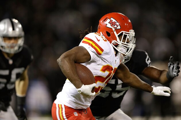 OAKLAND, CA - NOVEMBER 20:  Jamaal Charles #25 of the Kansas City Chiefs runs the ball in the first quarter of the game against the Oakland Raiders at O.co Coliseum on November 20, 2014 in Oakland, California.  (Photo by Ezra Shaw/Getty Images)