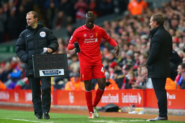 LIVERPOOL, ENGLAND - NOVEMBER 08:  Brendan Rodgers, manager of Liverpool looks on as Mario Balotelli of Liverpool is substituted during the Barclays Premier League match between Liverpool and Chelsea at Anfield on November 8, 2014 in Liverpool, England.  (Photo by Alex Livesey/Getty Images)