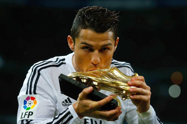 MADRID, SPAIN - NOVEMBER 08: Cristiano Ronaldo of Real Madrid CF kisses his third Golden Boot award as best European scorer prior to start the La Liga match between Real Madrid CF and Rayo Vallecano de Madrid at Estadio Santiago Bernabeu on November 8, 2014 in Madrid, Spain.  (Photo by Gonzalo Arroyo Moreno/Getty Images)