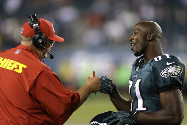 Kansas City Chiefs head coach Andy Reid, left, greets Philadelphia Eagles' Jason Avant after an NFL football game, Thursday, Sept. 19, 2013, in Philadelphia. Kansas City won 26-16. (AP Photo/Matt Rourke)