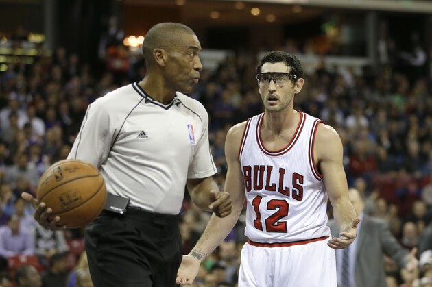 Chicago Bulls guard Kirk Hinrich questions official Leon Wood who called Hinrich for a technical foul during the first quarter of an NBA basketball game against the Sacramento Kings in Sacramento, Calif., Thursday, Nov. 20, 2014. (AP Photo/Rich Pedroncelli)