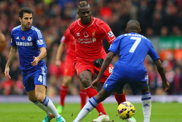 LIVERPOOL, ENGLAND - NOVEMBER 08:  Mario Balotelli of Liverpool is closed down by Cesc Fabregas and Ramires of Chelsea during the Barclays Premier League match between Liverpool and Chelsea at Anfield on November 8, 2014 in Liverpool, England.  (Photo by Alex Livesey/Getty Images)