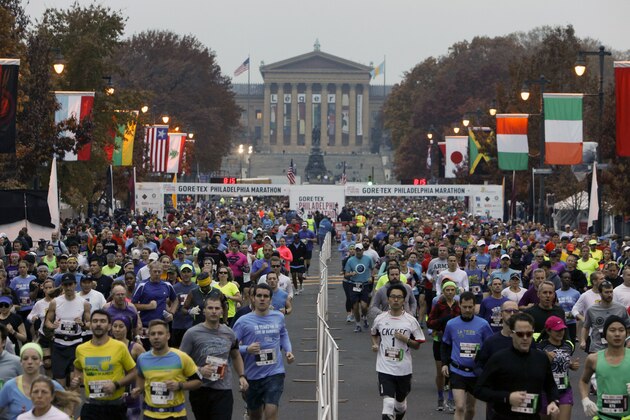 Runners make their way down the Benjamin Franklin Parkway at the start of the Philadelphia Marathon, Sunday, Nov. 17, 2013,  in Philadelphia. (AP Photo/ Joseph Kaczmarek)
