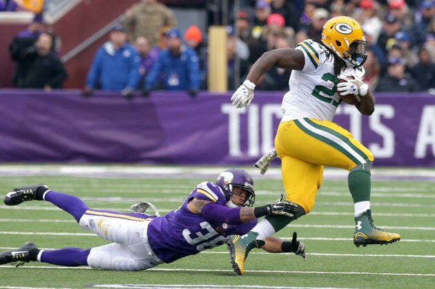 El running back Eddie Lacy, derecha, de los Packers de Green Bay, evita la tacleada del strong safety Robert Blanton, de los Vikings de Minnesota. en acciones de la primera mitad del encuentro del domingo 23 de noviembre de 2014, en Minneapolis. Los Packers ganaron 24-21. (Foto AP/Jim Mone)