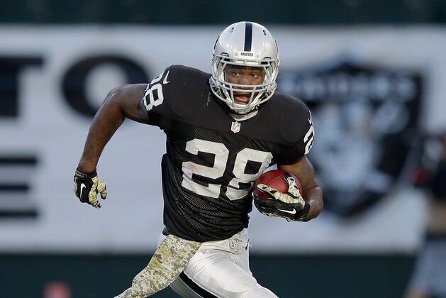 OAKLAND, CA - NOVEMBER 09:  Latavius Murray #28 of the Oakland Raiders in action against the Denver Broncos at O.co Coliseum on November 9, 2014 in Oakland, California.  (Photo by Ezra Shaw/Getty Images)