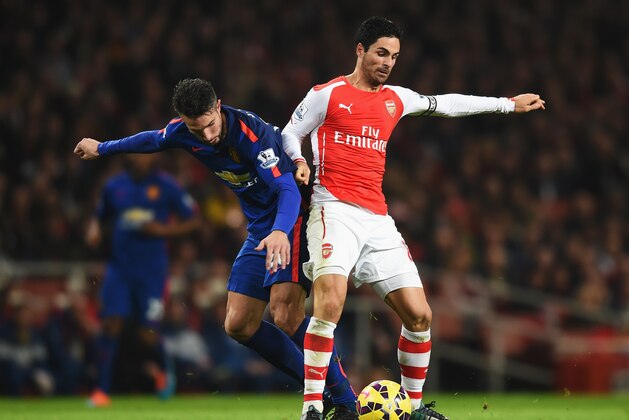 LONDON, ENGLAND - NOVEMBER 22: Mikel Arteta of Arsenal is tackled by Robin van Persie of Manchester United during the Barclays Premier League match between Arsenal and Manchester United at Emirates Stadium on November 22, 2014 in London, England.  (Photo by Michael Regan/Getty Images)