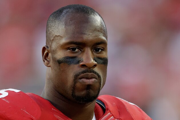 SANTA CLARA, CA - SEPTEMBER 14:  Tight end Vernon Davis #85 of the San Francisco 49ers stands on the sidelines during their game against the Chicago Bears at Levi's Stadium on September 14, 2014 in Santa Clara, California.  (Photo by Ezra Shaw/Getty Images)