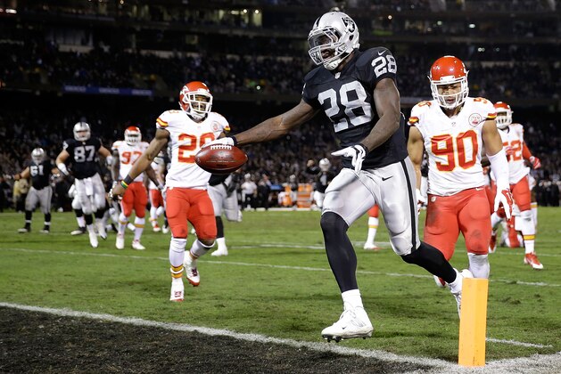 OAKLAND, CA - NOVEMBER 20:  Latavius Murray #28 of the Oakland Raiders runs in a touchdown as Josh Mauga #90 of the Kansas City Chiefs pursues in the first quarter of the game at O.co Coliseum on November 20, 2014 in Oakland, California.  (Photo by Ezra Shaw/Getty Images)