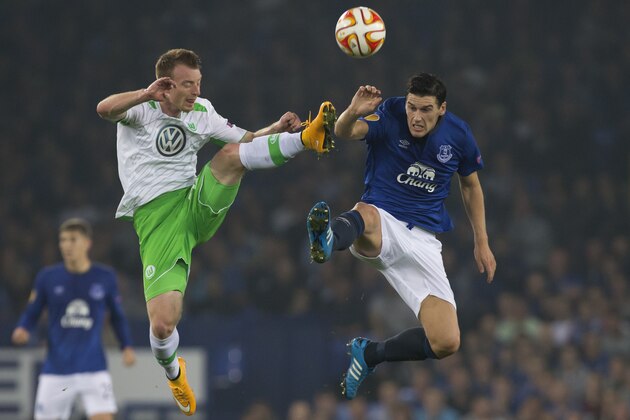 Wolfsburg's Maximilian Arnold, left battles for the ball against Everton's Gareth Barry during their Europa League Group H soccer match at Goodison Park Stadium, Liverpool, England, Thursday Sept. 18, 2014. (AP Photo/Jon Super)