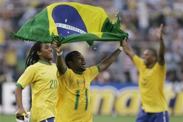 Brazil's Robinho holds a Brazilian flag as he celebrates his team's victory 3-0 against Argentina at the Copa America final game in Maracaibo, Venezuela, Sunday, July 15, 2007. At left Anderson, at right Julio Baptista. (AP Photo/Ricardo Mazalan)