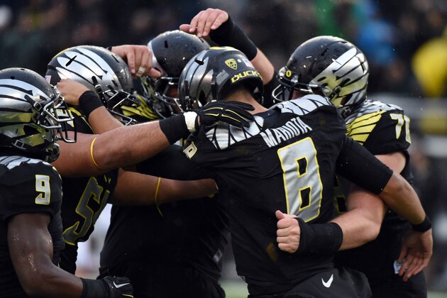EUGENE, OR - NOVEMBER 1: Quarterback Marcus Mariota #8 of the Oregon Ducks celebrates with his teammates after scoring a touch down during the first quarter of the game against the Stanford Cardinal at Autzen Stadium on November 1, 2014 in Eugene, Oregon. (Photo by Steve Dykes/Getty Images)
