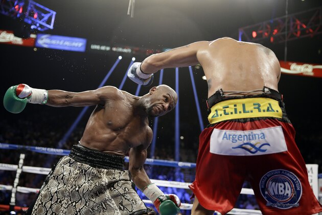 Floyd Mayweather ducks away from Marcos Maidana, right, during their title boxing match Saturday, Sept. 13, 2014, in Las Vegas. (AP Photo/John Locher)