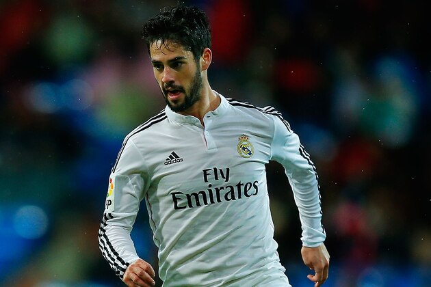 MADRID, SPAIN - NOVEMBER 08: Francisco Roman Alarcon alias Isco of Real Madrid CF controls the ball during the La Liga match between Real Madrid CF and Rayo Vallecano de Madrid at Estadio Santiago Bernabeu on November 8, 2014 in Madrid, Spain.  (Photo by Gonzalo Arroyo Moreno/Getty Images)