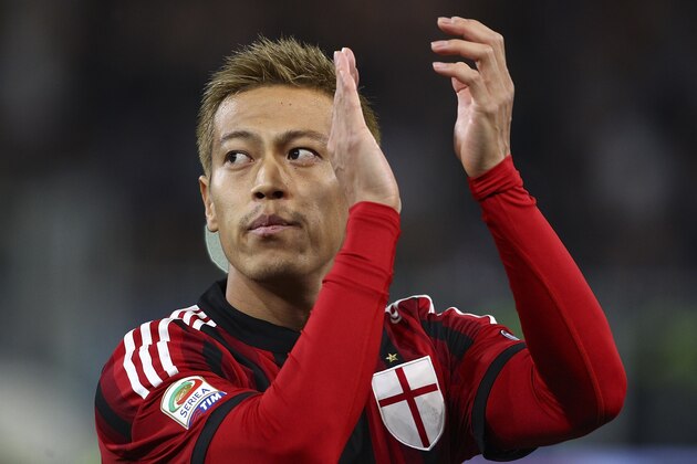 GENOA, ITALY - NOVEMBER 08:  Keisuke Honda of AC Milan salutes the fans before the Serie A match between UC Sampdoria and AC Milan  at Stadio Luigi Ferraris on November 8, 2014 in Genoa, Italy.  (Photo by Marco Luzzani/Getty Images)