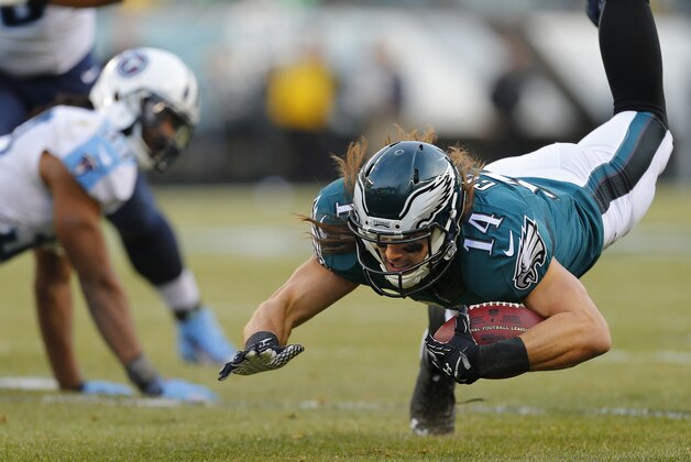 PHILADELPHIA, PA - NOVEMBER 23: Riley Cooper #14 of the Philadelphia Eagles makes a 15-yard catch against the Tennessee Titans during the third quarter of the game at Lincoln Financial Field on November 23, 2014 in Philadelphia, Pennsylvania. (Photo by Rich Schultz/Getty Images)