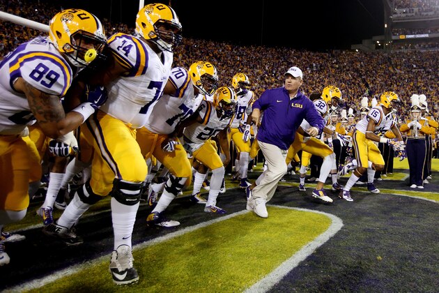 BATON ROUGE, LA - NOVEMBER 08:  Head coach Les Miles of the LSU Tigers leads his team to the field before a game against the Alabama Crimson Tide at Tiger Stadium on November 8, 2014 in Baton Rouge, Louisiana.  (Photo by Chris Graythen/Getty Images)