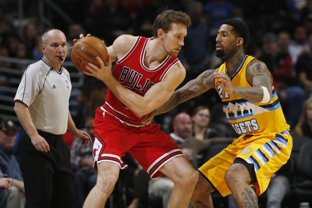 Chicago Bulls forward Mike Dunleavy, left, looks to work the ball inside for shot as Denver Nuggets forward Wilson Chandler covers in the third quarter of the Nuggets' 114-109 victory in an NBA basketball game in Denver on Tuesday, Nov. 25, 2014. (AP Photo/David Zalubowski)