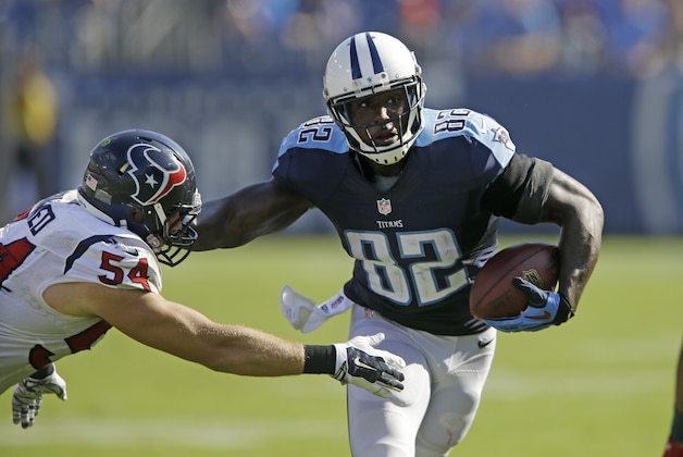 Tennessee Titans tight end Delanie Walker (82) runs the ball against Houston Texans linebacker Mike Mohamed (54) in the third quarter of an NFL football game Sunday, Oct. 26, 2014, in Nashville, Tenn. (AP Photo/Wade Payne)