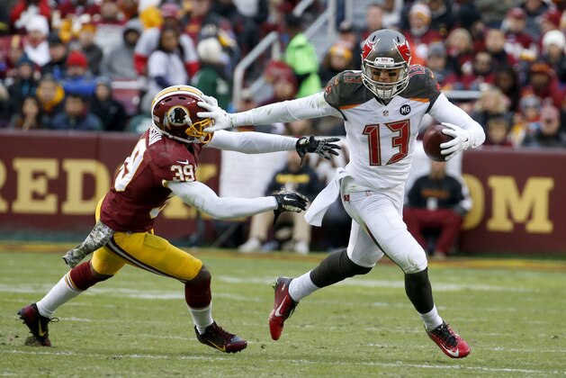 Mike Evans, receptor de los Buccaneers de Tampa Bay, elude a David Amerson, cornerback de los Redskins de Washington, en el partido del domingo 16 de noviembre de 2014 (AP Foto/Alex Brandon)