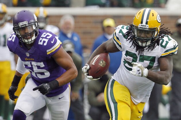 Eddie Lacy, de los Packers de Green Bay, elude a Anthony Barr, de los Vikings de Minnesota, en el encuentro del domingo 23 de noviembre de 2014 (AP Foto/Ann Heisenfelt)
