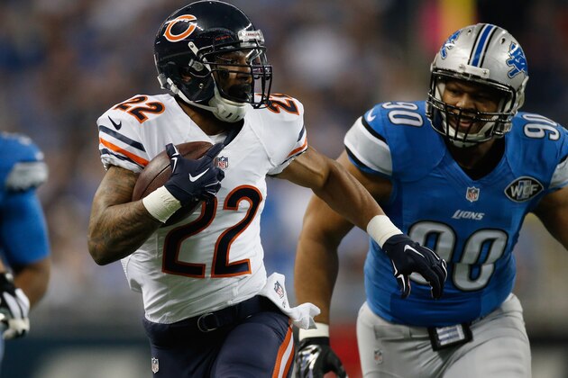 DETROIT, MI - NOVEMBER 27: Matt Forte #22 of the Chicago Bears looks to out run Ndamukong Suh #90 of the Detroit Lions in the first quarter at Ford Field on November 27, 2014 in Detroit, Michigan. (Photo by Gregory Shamus/Getty Images)