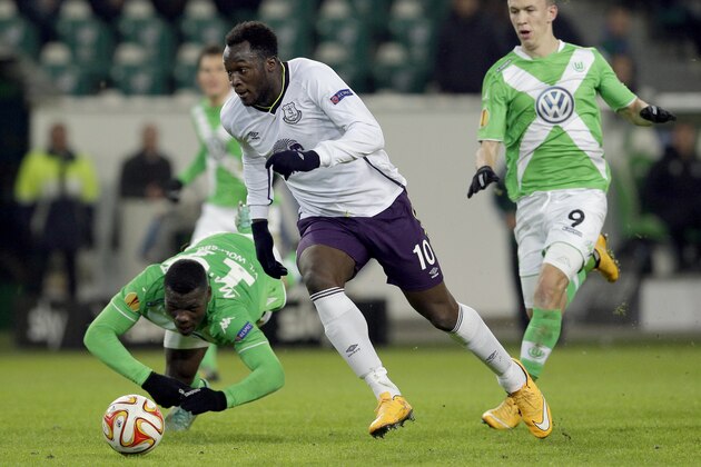 Everton's Romelu Lukaku, center, runs to score his side's first goal during the Europa League Group H soccer match between VfL Wolfsburg and Everton FC at the Volkswagen Arena stadium in Wolfsburg, Germany, Thursday, Nov. 27, 2014. (AP Photo/Michael Sohn)