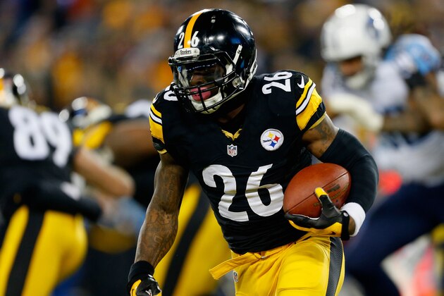 NASHVILLE, TN - NOVEMBER 17:   Le'Veon Bell #26 of the Pittsburgh Steelers runs the ball against the Tennessee Titans in the first quarter of the game at LP Field on November 17, 2014 in Nashville, Tennessee.  (Photo by Wesley Hitt/Getty Images)