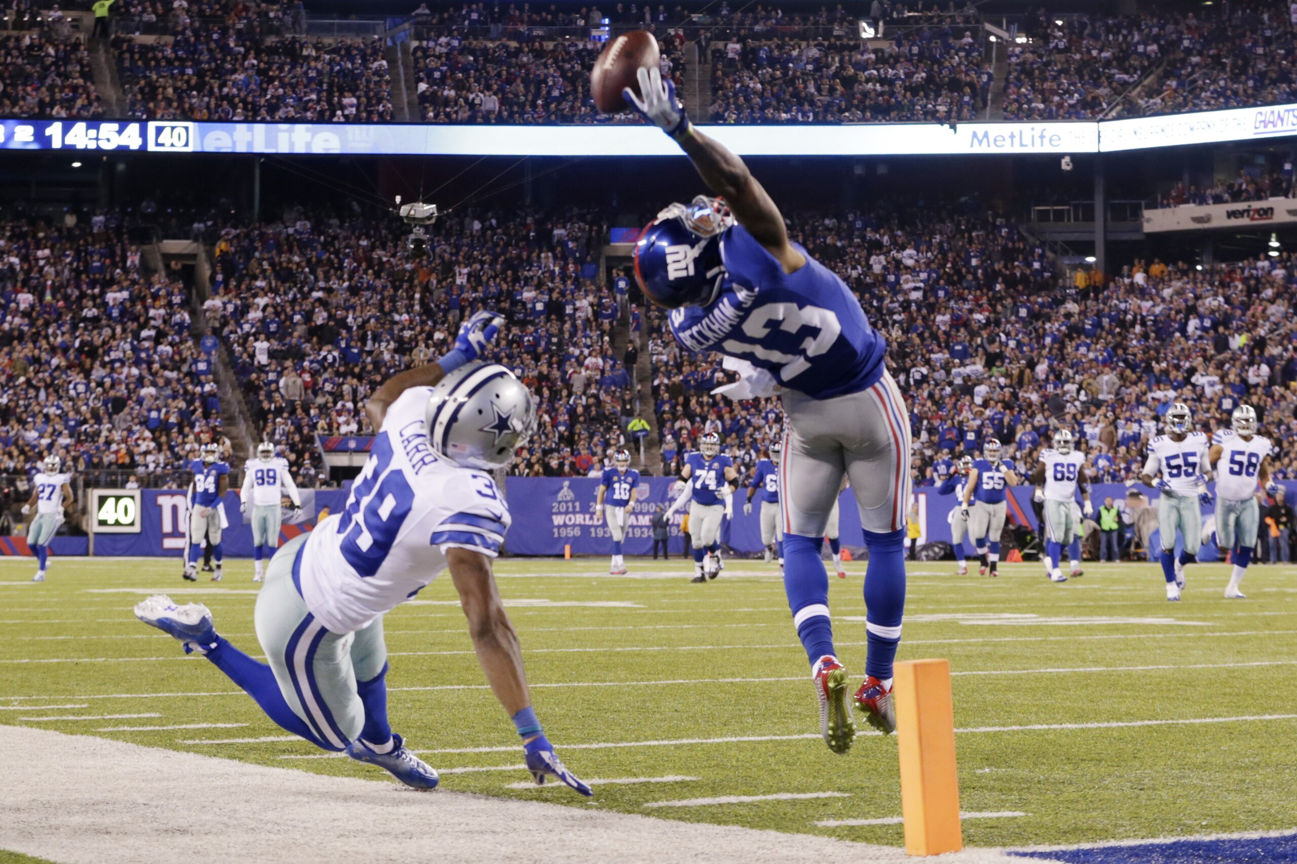 En esta foto del 23 de noviembre de 2014, Odell Beckham Jr, de los Giants de Nueva York, atrapa el balón a una mano para anotar frente a Brandon Carr, cornerback de los Cowboys de Dallas (AP Foto/Julio Cortez, ARCHIVO)
