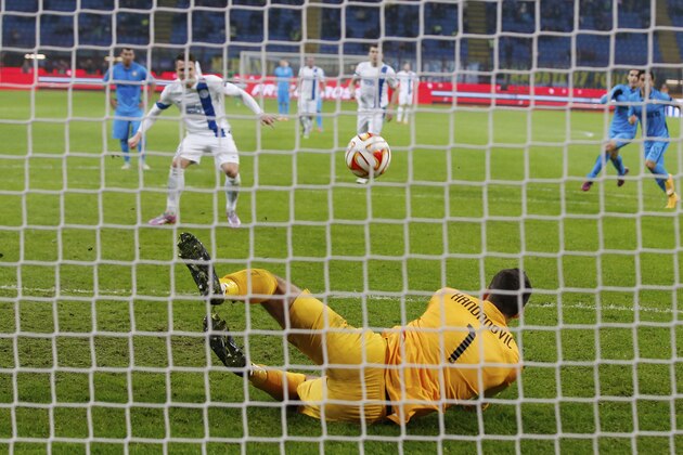 Inter Milan goalkeeper Samir Handanovic saves a penalty kicked by Dnipro Dnipropetrovsk’s Yevgen Konoplyanka during a Uefa Europa League, Group F, soccer match between Inter Milan and Dnipro Dnipropetrovsk at the San Siro stadium in Milan, Italy, Thursday, Nov.27, 2014. (AP Photo/Luca Bruno)