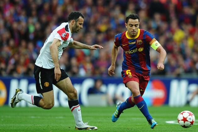 LONDON, ENGLAND - MAY 28:  Ryan Giggs of Manchester United (L) in action against Xavi of FC Barcelona during the UEFA Champions League final between FC Barcelona and Manchester United FC at Wembley Stadium on May 28, 2011 in London, England.  (Photo by Laurence Griffiths/Getty Images)