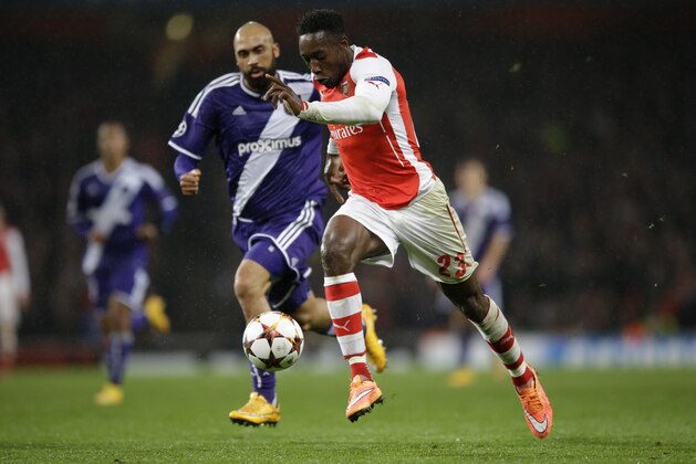 Arsenal's Danny Welbeck controls the ball past Anderlecht's Anthony Vanden Borre during a Champions League, Group D soccer match between Arsenal and Anderlecht, at the Emirates Stadium, in London, Tuesday, Nov. 4, 2014. (AP Photo/Matt Dunham)