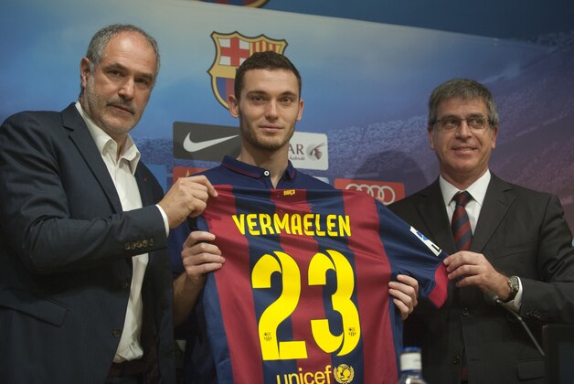 FC Barcelona's new Belgian defender Thomas Vermaelen, center, poses with Barcelona's sports director Andoni Zubizarreta, left, and Barcelona's vice-president Jordi Mestre during his official presentation at the Camp Nou stadium in Barcelona, Spain, Sunday, Aug. 10, 2014. Vermaelen agreed to sign a five-year contract. The 28-year-old Vermaelen will now be under the orders of Barcelona's new coach Luis Enrique. (AP Photo/Rodolfo Molina)
