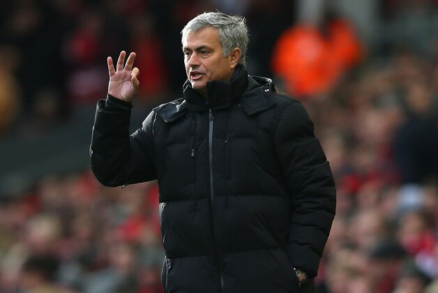 LIVERPOOL, ENGLAND - NOVEMBER 08:  Jose Mourinho the manager of Chelsea gives instructions to his players during the Barclays Premier League match between Liverpool and Chelsea at Anfield on November 8, 2014 in Liverpool, England.  (Photo by Alex Livesey/Getty Images)