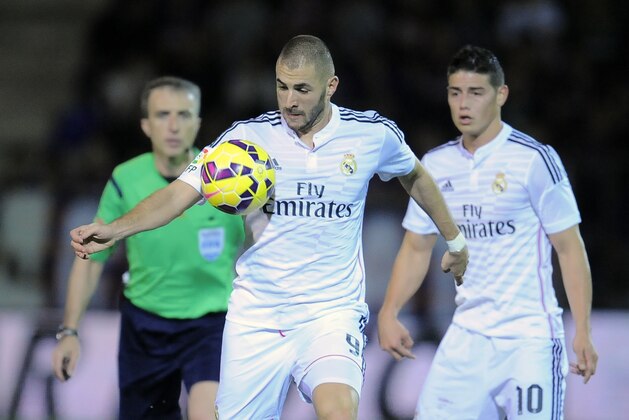 Real Madrid's Karim Benzema of France, front, controls the ball during their La Liga soccer match between SD Eibar and Real Madrid, at Ipurua stadium in Eibar, northern Spain, Saturday Nov. 22, 2014. (AP Photo/Alvaro Barrientos)
