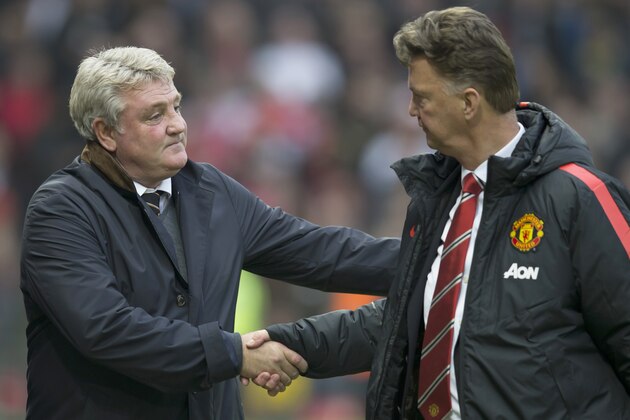 Hull manager Steve Bruce, left, shakes hands with Manchester United manager Louis van Gaal before the English Premier League soccer match between Manchester United and Hull City at Old Trafford Stadium, Manchester, England, Saturday Nov. 29, 2014. (AP Photo/Jon Super)