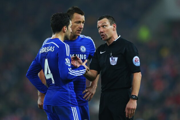 SUNDERLAND, ENGLAND - NOVEMBER 29:  Referee Kevin Friend in discussion with Cesc Fabregas and John Terry of Chelsea during the Barclays Premier League match between Sunderland and Chelsea at Stadium of Light on November 29, 2014 in Sunderland, England.  (Photo by Alex Livesey/Getty Images)