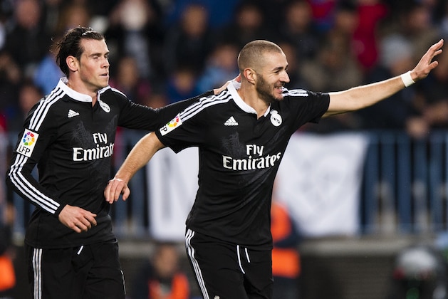 Real Madrid's Karim Benzema from France, right, celebrates his goal with teammates Gareth Bale during a Spanish La Liga soccer match between Malaga and Real Madrid at La Rosaleda stadium in Malaga, Spain, Saturday Nov. 29, 2014. (AP Photo/Daniel Tejedor)