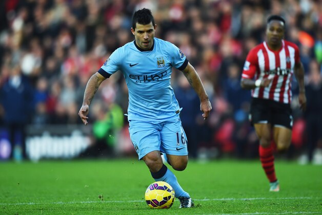 SOUTHAMPTON, ENGLAND - NOVEMBER 30:  Sergio Aguero of Manchester City break through on goal during the Barclays Premier League match between Southampton and Manchester City at St Mary's Stadium on November 30, 2014 in Southampton, England.  (Photo by Shaun Botterill/Getty Images)