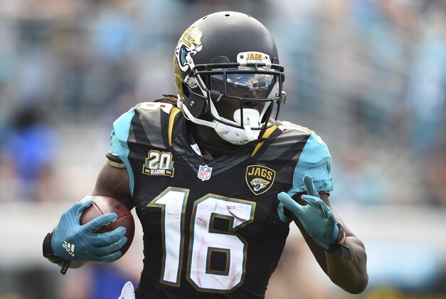 Nov 30, 2014; Jacksonville, FL, USA; Jacksonville Jaguars running back Denard Robinson (16) runs with the ball during the third quarter against the New York Giants at EverBank Field. The Jaguars won 25-24. Mandatory Credit: Tommy Gilligan-USA TODAY Sports