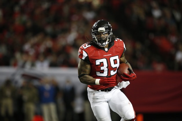 Atlanta Falcons running back Steven Jackson (39) runs against the Arizona Cardinals during the first half of an NFL football game, Sunday, Nov. 30, 2014, in Atlanta. (AP Photo/Brynn Anderson)
