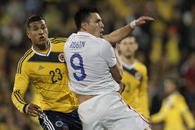 USA's Rubio Rubin, centre no 9, heads the ball during an international friendly soccer match against Colombia at the Craven Cottage ground in London, Friday, Nov. 14, 2014. Colombia won the match 2-1. (AP Photo/Lefteris Pitarakis)