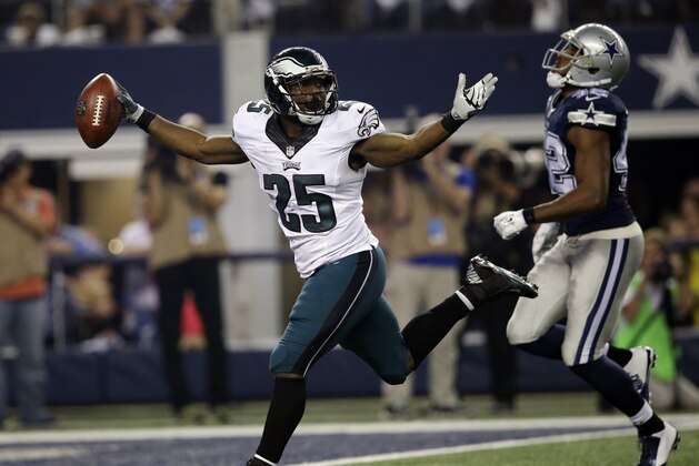El running back de los Eagles de Filadelfia LeSean McCoy (25) celebra al marcar un touchdown en el partido contra los Cowboys de Dallas jugado el jueves 27 de noviembre de 2014. (Foto AP/Tim Sharp)