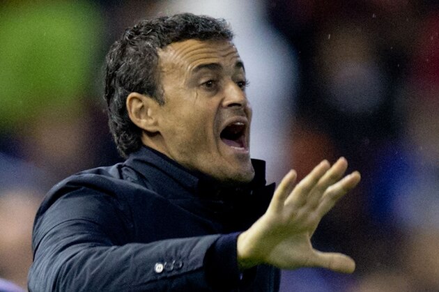 VALENCIA, SPAIN - NOVEMBER 30:  Head coach Luis Enrique Martinez gives instructions during the La Liga match between Valencia CF and FC Barcelona at Estadi de Mestalla on November 30, 2014 in Valencia, Spain.  (Photo by Gonzalo Arroyo Moreno/Getty Images)