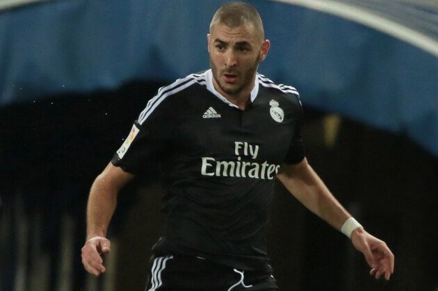 MALAGA, SPAIN - NOVEMBER 29: Karim Benzema controls the ball during the La Liga match between Malaga CF and Real Madrid CF at La Rosaleda studium on November 29, 2014 in Malaga, Spain. (Photo by Sergio Camacho/Getty Images)