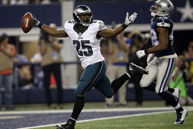 El running back de los Eagles de Filadelfia LeSean McCoy (25) celebra al marcar un touchdown en el partido contra los Cowboys de Dallas jugado el jueves 27 de noviembre de 2014. (Foto AP/Tim Sharp)