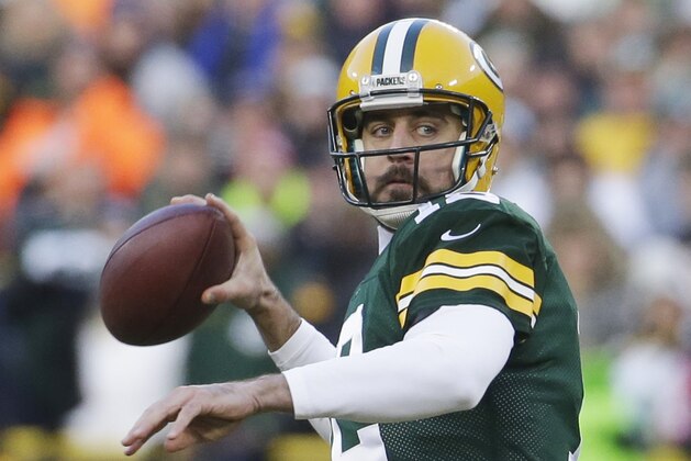 Aaron Rodgers, quarterback de los Packers de Green Bay, lanza un pase durante el encuentro del domingo 30 de noviembre de 2014, frente a los Patriots de Nueva Inglaterra (AP Foto/Morry Gash)